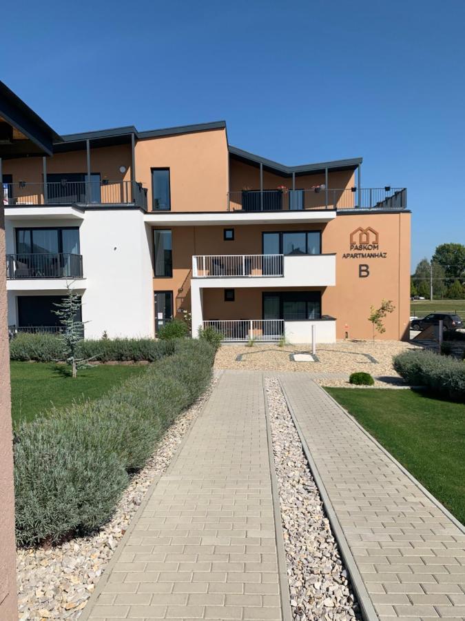 Paskom Apartmanhaz Nyergesujfalu Bagian luar foto