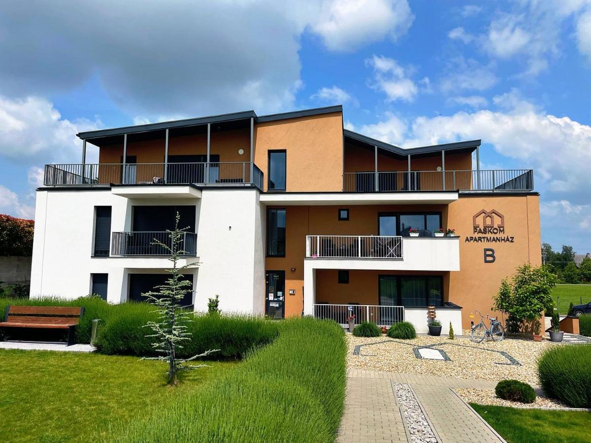 Paskom Apartmanhaz Nyergesujfalu Bagian luar foto